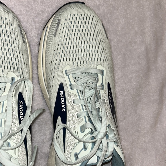 NWOT Brooks Sneakers - Picture 7 of 7